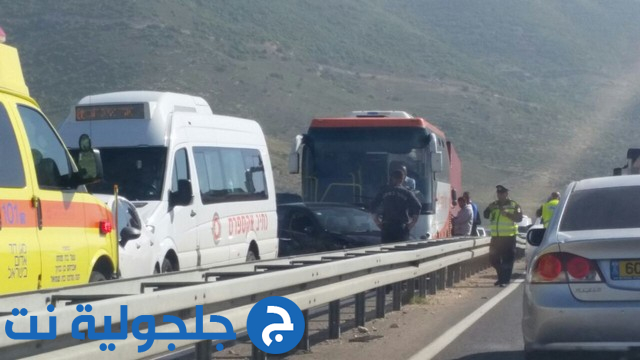 حادث طرق بين حافلة وسيارتين قرب الرامة 